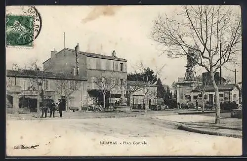 AK Miramas, Vue de la Place Centrale avec bâtiments et arbre en hiver