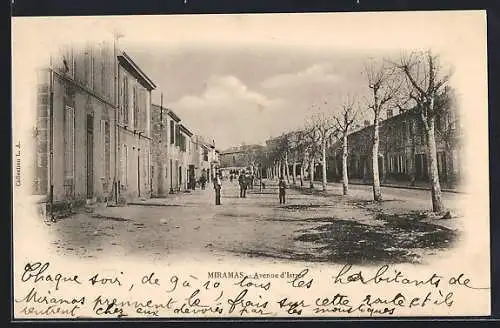 AK Miramas, Avenue d`Istres avec passants et arbres en hiver