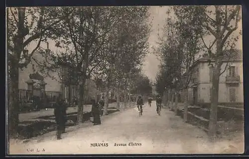 AK Miramas, Avenue d`Istres avec cyclistes et arbres alignés