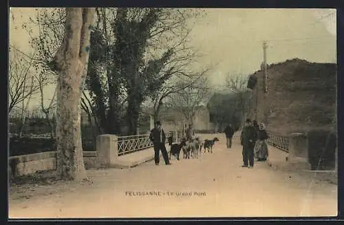 AK Pélissanne, Le Grand Pont avec passants et chiens