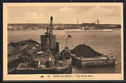 AK Port-de-Bouc, Vue de la jetée avec navire en arrière-plan