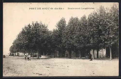 AK Port de Bouc, Boulevard Langivon avec arbres et passants