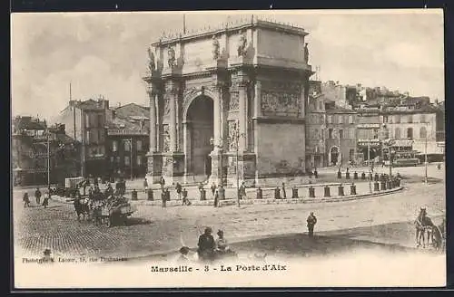 AK Marseille, La Porte d`Aix avec calèches et passants