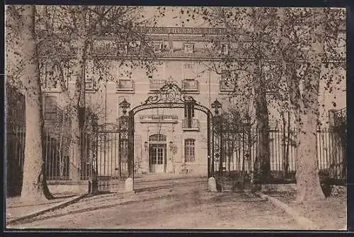 AK Aix-en-Provence, Entrée de l`Hôtel Thermal entourée d`arbres majestueux