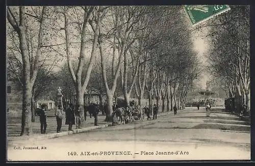 AK Aix-en-Provence, Place Jeanne-d`Arc avec allée bordée d`arbres et passants