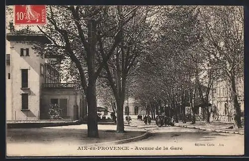 AK Aix-en-Provence, Avenue de la Gare avec passants sous les arbres