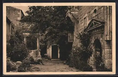 AK Saint-Rémy, Intérieur de Ferme avec colonnes et arc en pierre