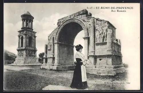 AK St-Remy-de-Provence, Arc Romain et monument antique avec dame en tenue d`époque