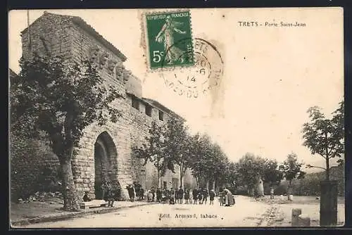 AK Trets, Porte Saint-Jean avec groupe de personnes