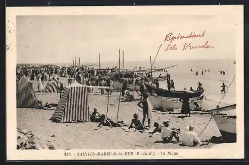 AK Saintes-Maries-de-la-Mer, La Plage animée avec bateaux et baigneurs