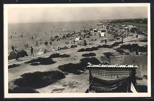 AK Saintes-Maries-de-la-Mer, Vue animée de la plage avec tentes et baigneurs