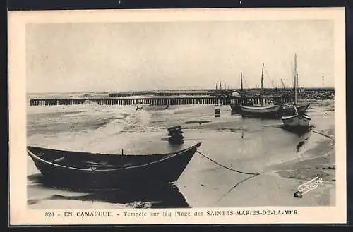 AK Saintes-Maries-de-la-Mer, Tempête sur la plage avec bateaux échoués