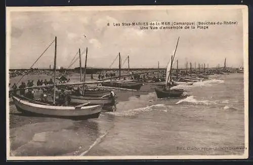 AK Les Saintes-Maries-de-la-Mer, Vue d`ensemble de la plage avec bateaux amarrés