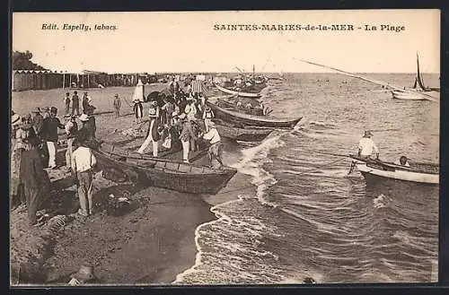 AK Saintes-Maries-de-la-Mer, La Plage et les bateaux de pêche