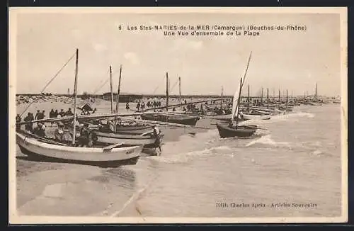 AK Les Saintes-Maries-de-la-Mer, Vue d`ensemble de la plage avec bateaux de pêche