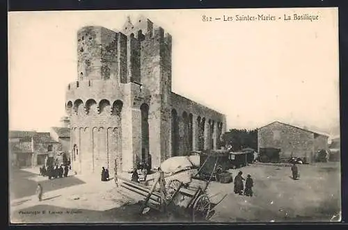 AK Les Saintes-Maries, La Basilique avec scène de vie quotidienne