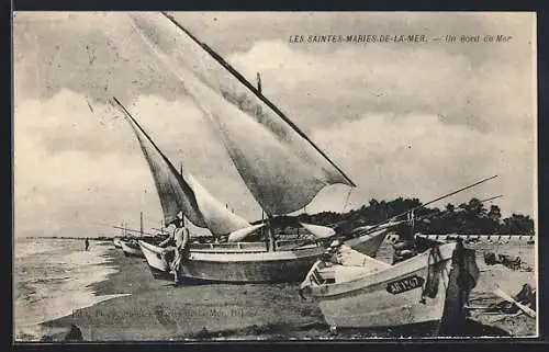 AK Les Saintes-Maries-de-la-Mer, Un bord de mer avec bateaux à voile sur la plage