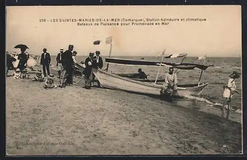 AK Les Saintes-Maries-de-la-Mer, Bateaux de plaisance sur la plage pour promenade en mer