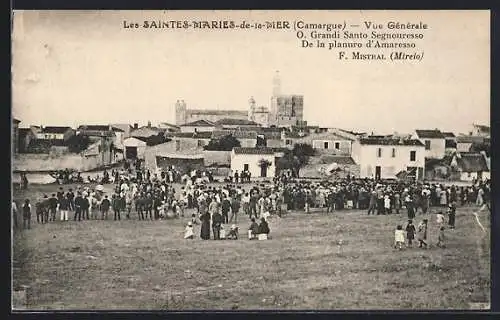 AK Les Saintes-Maries-de-la-Mer, Vue générale de la ville et de la foule assemblée