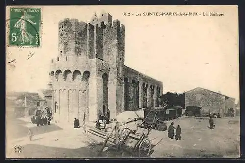 AK Les Saintes-Maries-de-la-Mer, La Basilique et scène de rue animée