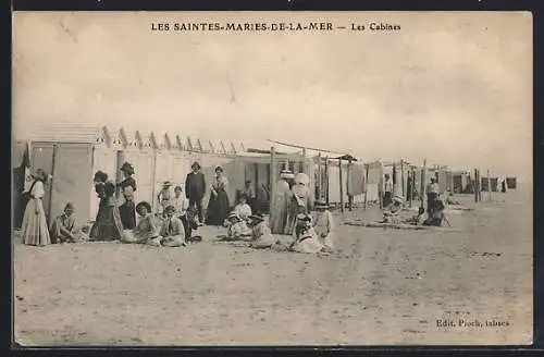 AK Les Saintes-Maries-de-la-Mer, Les Cabines sur la plage animée