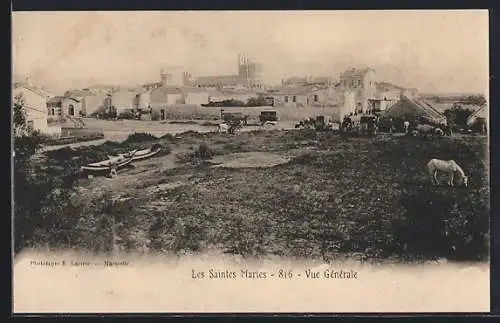 AK Les Saintes Maries, Vue générale du village avec bateaux et pâturages