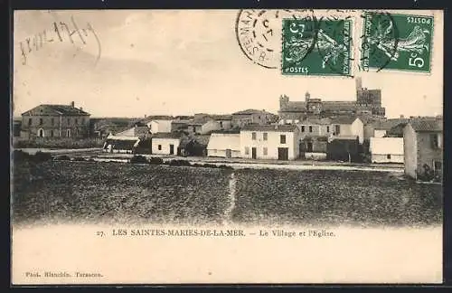 AK Les Saintes-Maries-de-la-Mer, Le Village et l`Église