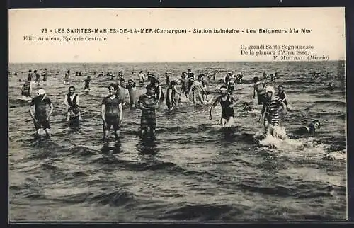 AK Les Saintes-Maries-de-la-Mer, Station balnéaire, Les Baigneurs à la Mer