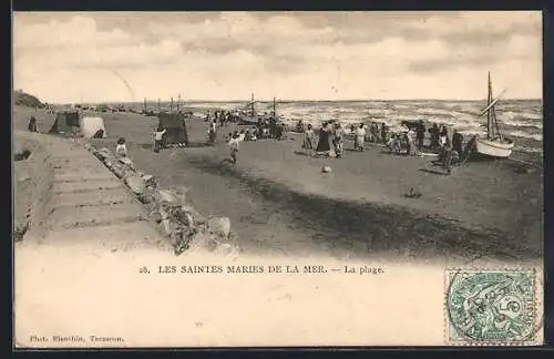 AK Les Saintes Maries de la Mer, La plage animée avec bateaux et promeneurs