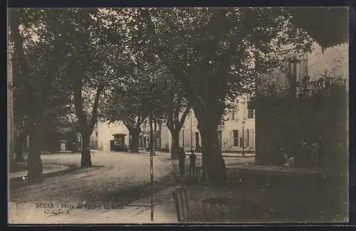 AK Sénas, Place de l`Hôtel de Ville avec arbres et bâtiments