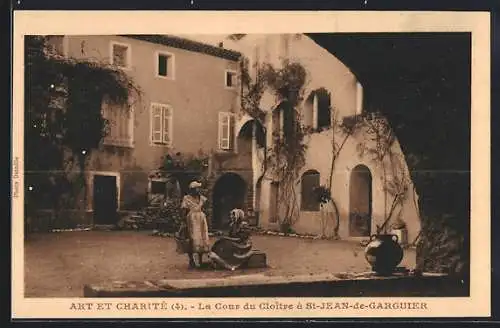 AK St-Jean-de-Garguier, La Cour du Cloître avec scènes de vie quotidienne