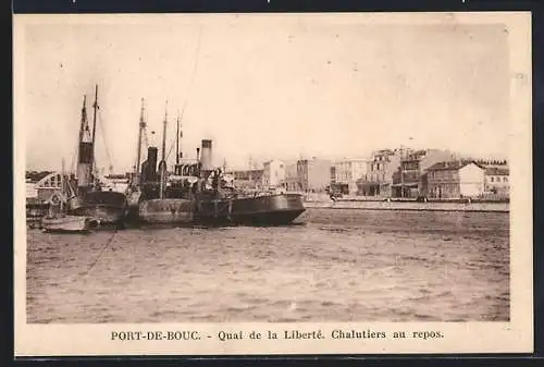 AK Port-de-Bouc, Quai de la Liberté. Chalutiers au repos