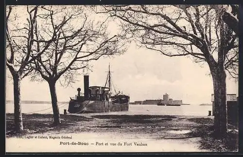 AK Port-de-Bouc, Port et vue du Fort Vauban