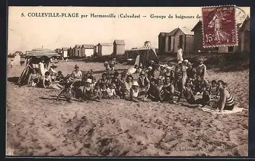 AK Colleville-Plage, Groupe de baigneurs devant les cabines de plage