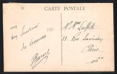 AK Colleville-Plage, Groupe de baigneurs devant les cabines de plage