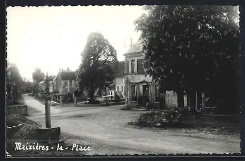 AK Maizières, La Place avec arbres et maisons anciennes