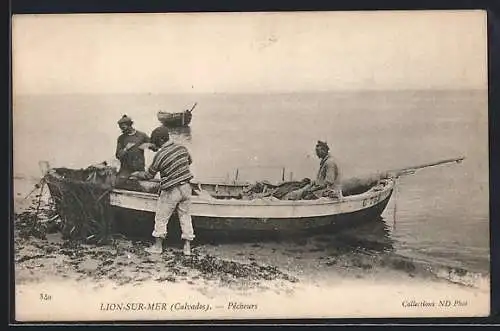 AK Lion-sur-Mer, Pêcheurs sur la plage avec bateau et filets