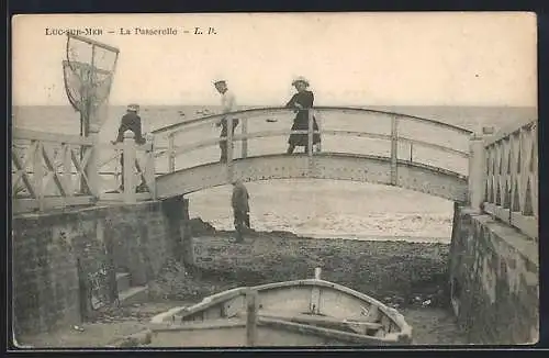 AK Luc-sur-Mer, La Passerelle au bord de la mer