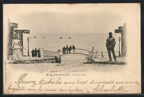 AK Luc-sur-Mer, La Passerelle avec vue sur la mer et bateaux