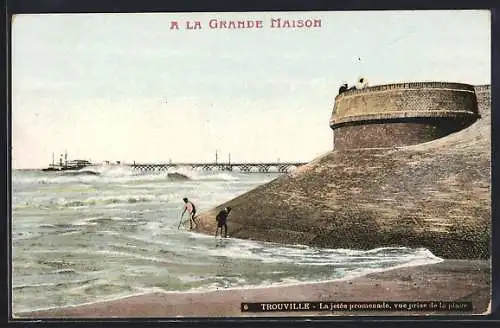 AK Trouville, La jetée promenade, vue prise de la plage