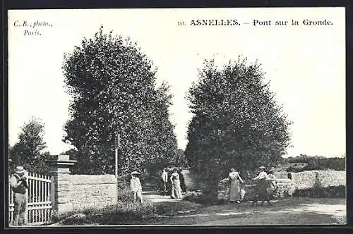 AK Asnelles, Pont sur la Gronde et promeneurs en tenue d`époque