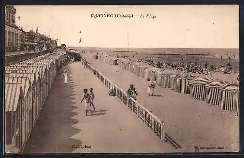 AK Cabourg, La Plage avec cabines de plage et promeneurs