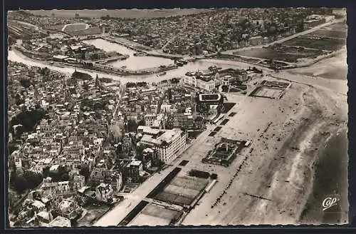 AK Trouville-Deauville, Vue aérienne, Le Casino et la Plage