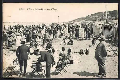 AK Trouville, La Plage avec des baigneurs et des cabines de plage animées