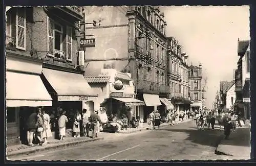 AK Villers-sur-Mer, Rue du Général-de-Gaulle animée avec passants et commerces