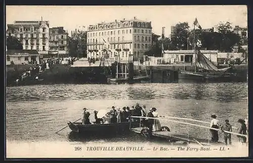 AK Trouville-Deauville, Le Bac sur la rivière avec passagers et bâtiments en arrière-plan