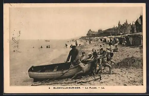 AK Blonville-sur-Mer, La plage avec enfants et bateau sur le sable