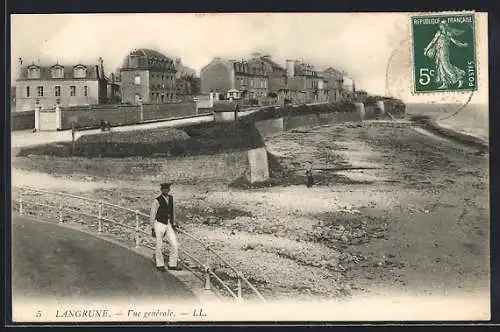 AK Langrune, Vue générale de la promenade et des maisons en bord de mer