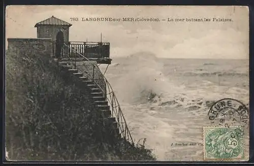 AK Langrune-sur-Mer, La mer battant les falaises