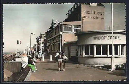 AK Saint-Aubin-sur-Mer, Promenade sur la digue avec Hôtel Bellevue et Syndicat d`Initiative